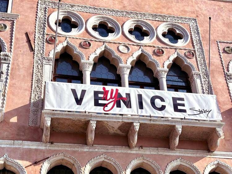 VEryNICE di Sangy, l’installazione sul Canal Grande è l’opera d’arte contemporanea più vista