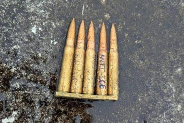 I proiettili anti-Ice trovati sul luogo della sparatoria nell'immagine diffusa dal direttore dell'FbI Kash Patel su X