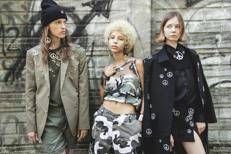 Yezael, a Milano i modelli sfilano in corteo pro Pal a Milano