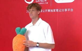 L'Atp di Pechino accoglie Sinner con... una caro