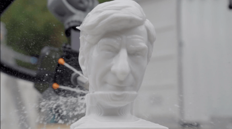 Il volto di Maurizio Cattelan scolpito da un robot 'ritira' premio