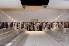 La parata finale delle modelle al termine dello show di Emporio Armani