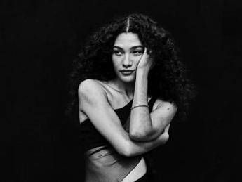Olivia Dean, la nuova stella del pop inglese lancia l'album 'The Art of Loving'