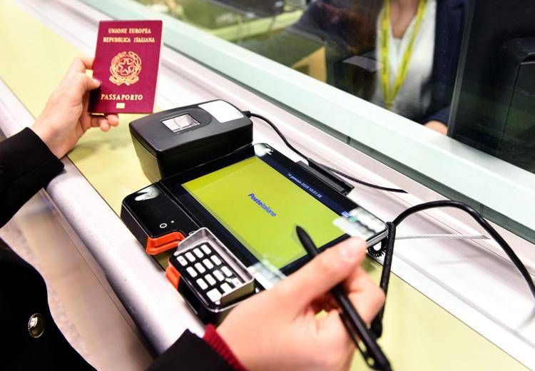 Poste Italiane, tagliato il traguardo dei 100.000 passaporti erogati