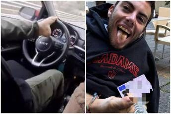 Imperia, ragazzo senza braccia prende la patente guidando con i piedi: 