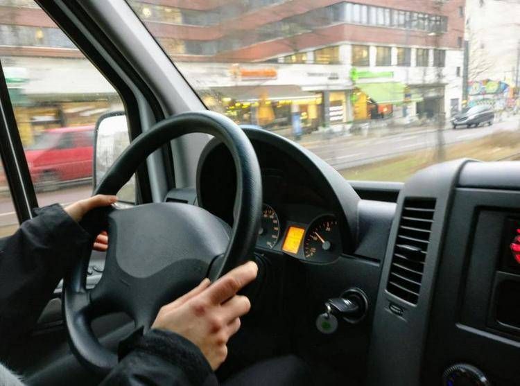 Patenti guida, in Italia è boom stranieri: in 10 anni +40%