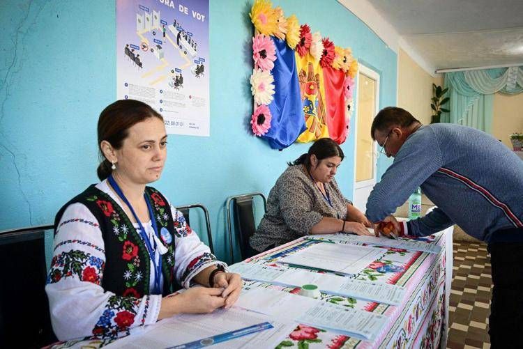 Un seggio elettorale in Moldova - (Afp)