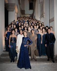 Il finale della sfilata di Giorgio Armani alla Pinacoteca di Brera