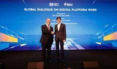 Ng Chee Khern, Permanent Secretary, Ministry of Manpower, Singapore and Rafael Diez de Medina, Chief Statistician and Director, Department of Statistics, Int. Labour Organization
