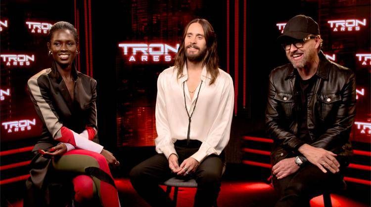 da sinistra: Jodie Turner-Smith, Jared Leto e  Joachim Rønning