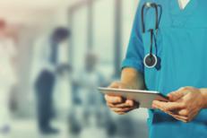 Un medico con un tablet