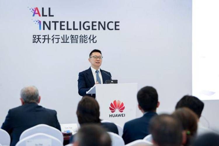 York Yue, vicepresidente di Huawei, CEO delle divisioni ISP e OTT, durante un intervento