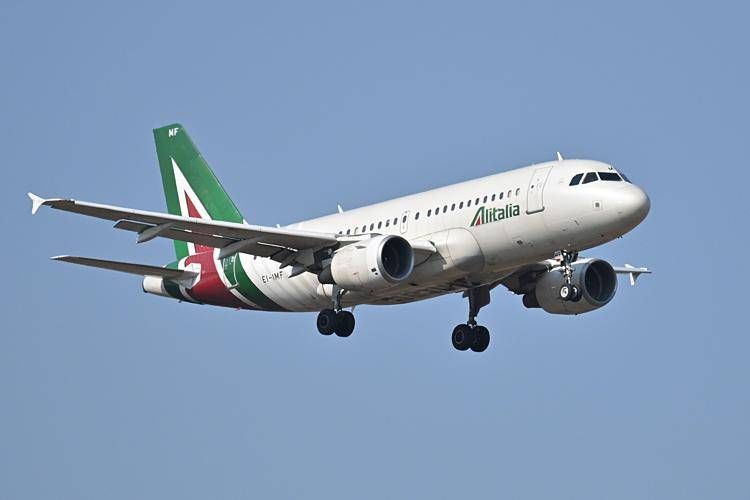 Un aereo Alitalia (Fotogramma)
