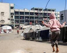 Bambina gioca a Khan Yunis nella Striscia di Gaza (Afp)