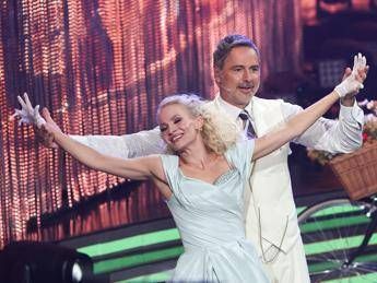 Beppe Convertini replica a Lucarelli: "Io figlio di due persone medie straordinarie"