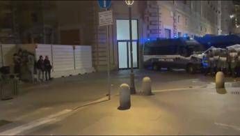 Flotilla, nuovo corteo a Roma: fumogeni e bottiglie contro polizia - Video