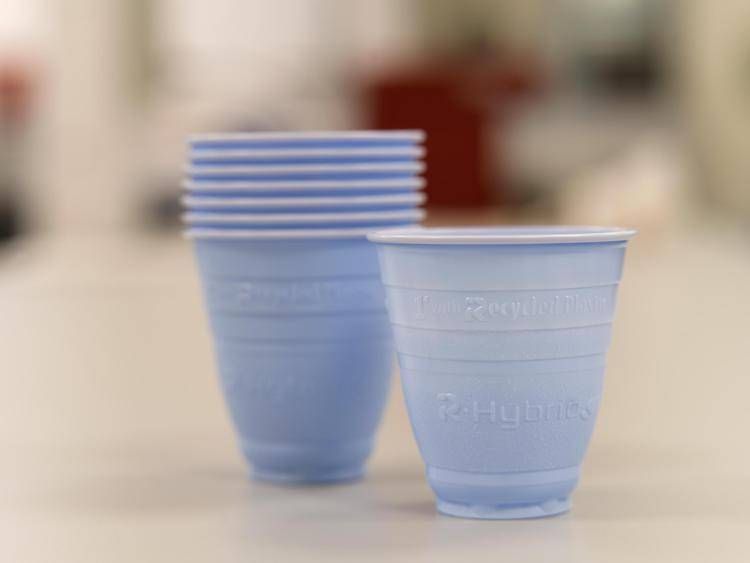 FLO lancia R-Hybrid SKY: primo bicchiere vending con polistirene riciclato post-consumo food grade, già conforme alla PPWR