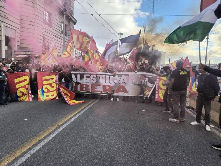 Sciopero generale e manifestazioni in tutta Italia: a Livorno porto bloccato, treni in ritardo e cancellati