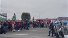 Milano, corteo per Gaza e Flotilla invade tangenziale - Video