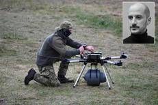 Un drone, foto Afp, e l'immagine del fotoreporter francese ucciso dalla sua pagina Instagram