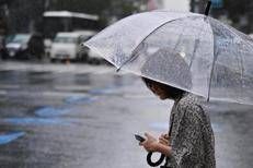 Donna con ombrello (Fotogramma)