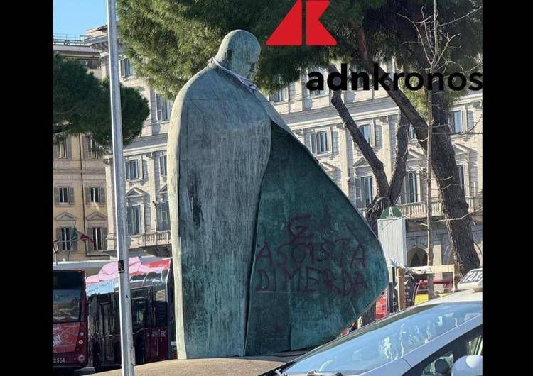 La statua imbrattata