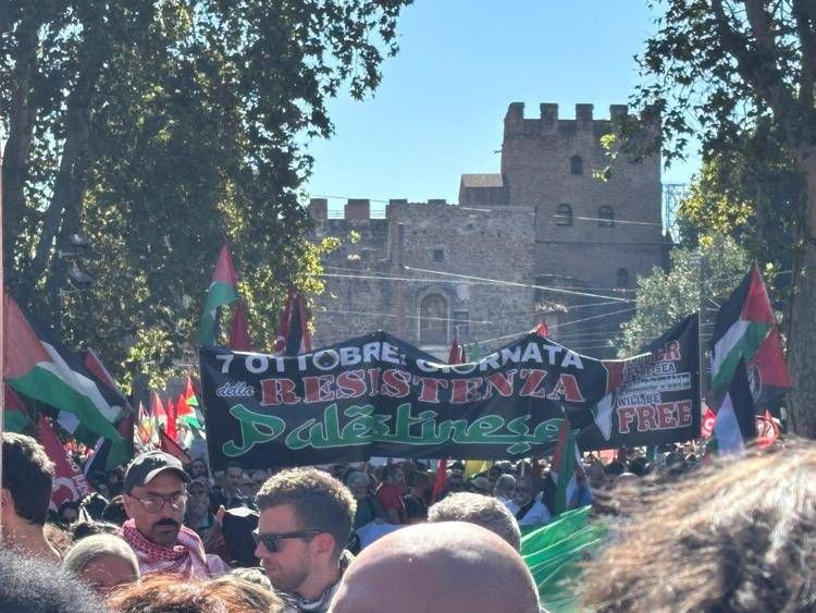 Lo striscione '7 ottobre giornata Resistenza palestinese'