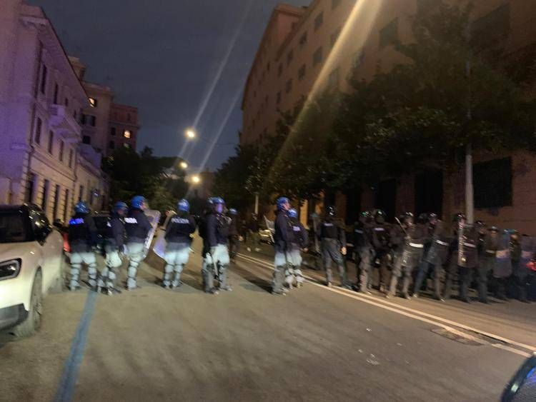 Polizia e carabinieri alla manifestazione