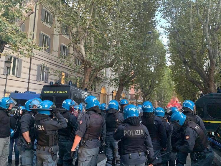Cronista Adnkronos minacciata durante corteo pro Pal a Roma: la solidarietà della politica