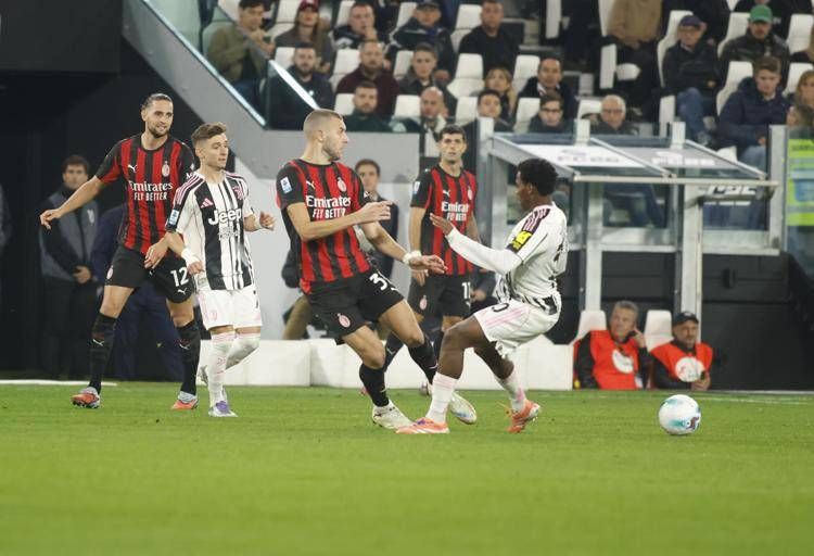 Un'azione di gioco tra Juventus e Milan - Ipa