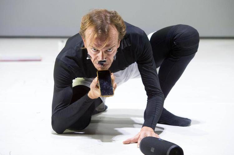 Lorenzo Gleijeses protagonista al Teatro Greco di 'Una giornata qualunque del danzatore Gregorio Samsa' 