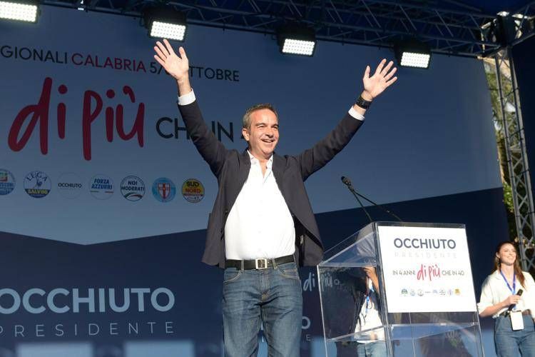 Roberto Occhiuto esulta sul palco del comitato elettorale dopo la vittoria alle elezioni regionali in Calabria - Fotogramma /Ipa