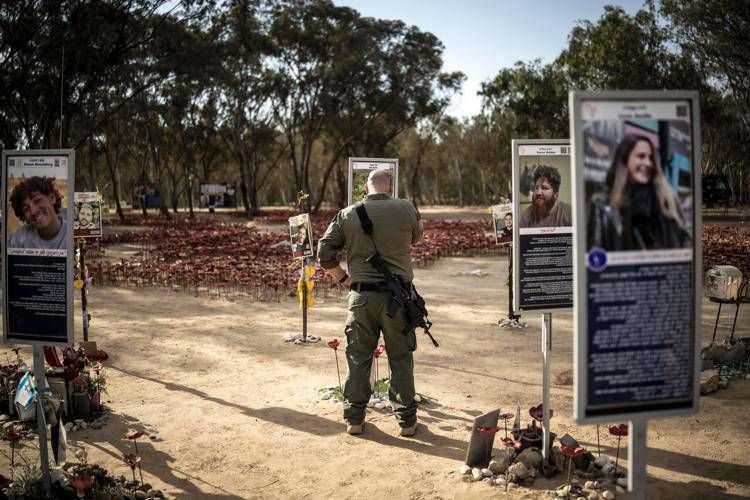 Un soldato sul luogo della strage - Afp
