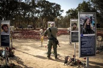 Un soldato sul luogo della strage - Afp