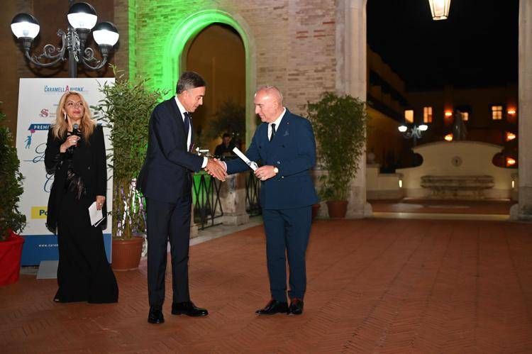 il_direttore_generale_di_poste_italiane_giuseppe_lasco_ritira_il_premio_dal_presidente_dell_associazione_la_caramella_buona_roberto_mirabile image Poste, vinto il premio “Liberi di Crescere” per impegno inclusione sociale e tutela infanzia