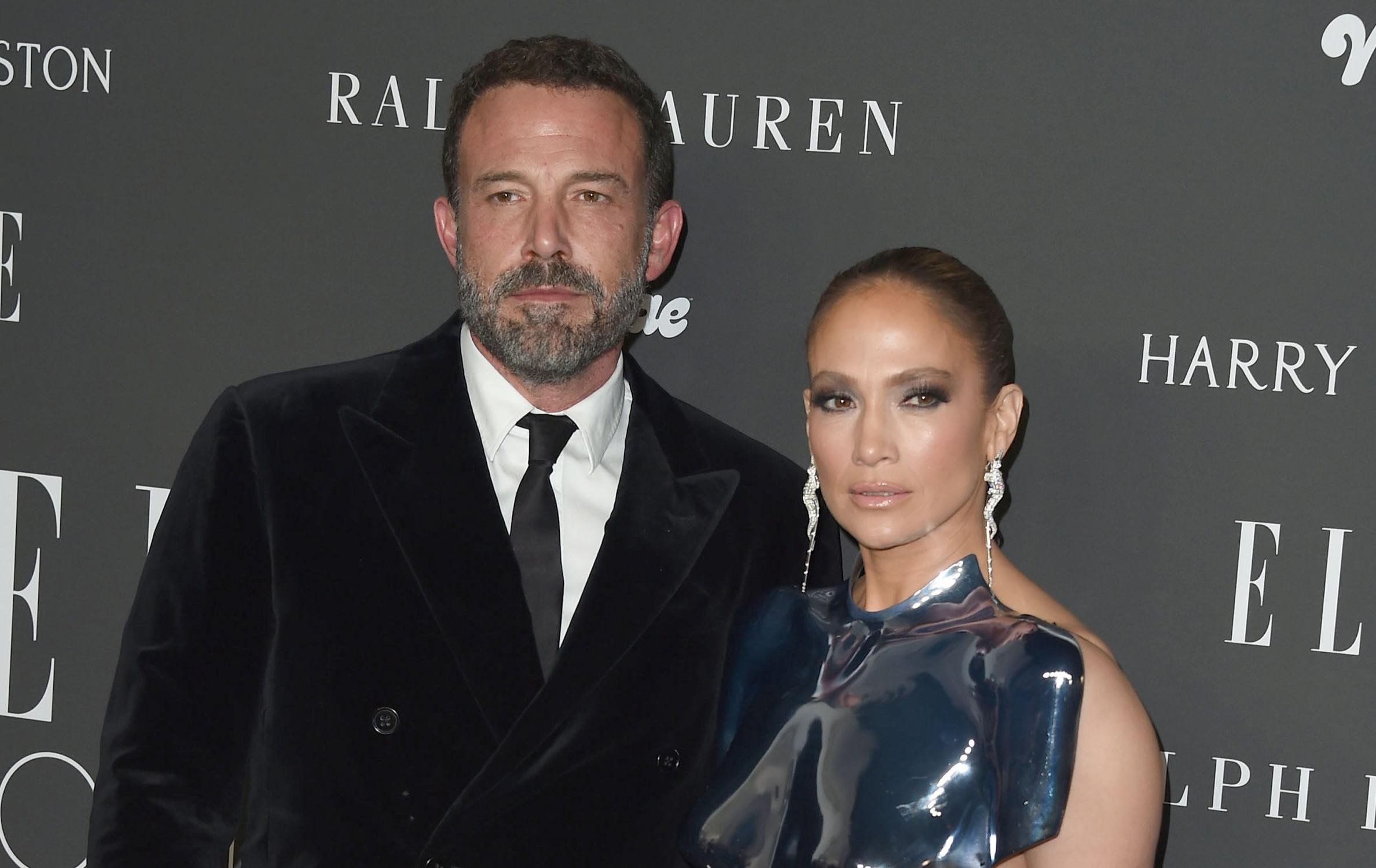 Ben Affleck ve Jennifer Lopez yine kırmızı halıda sürprizle birlikte