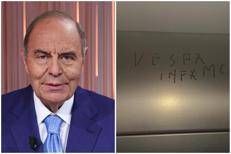Bruno Vespa e la scritta in un ascensore di Via Teulada - Ipa