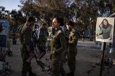 I soldati dell'esercito israeliano davanti al memoriale delle vittime del 7 ottobre 2023 - Afp