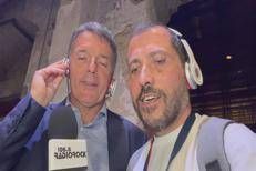 Karaoke per Renzi, l'ex premier canta 'Alice' di De Gregori con dedica al ministro Giuli - Video