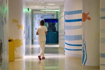 Torino, bimbo di 3 mesi cade con passeggino nel fiume: trauma crani