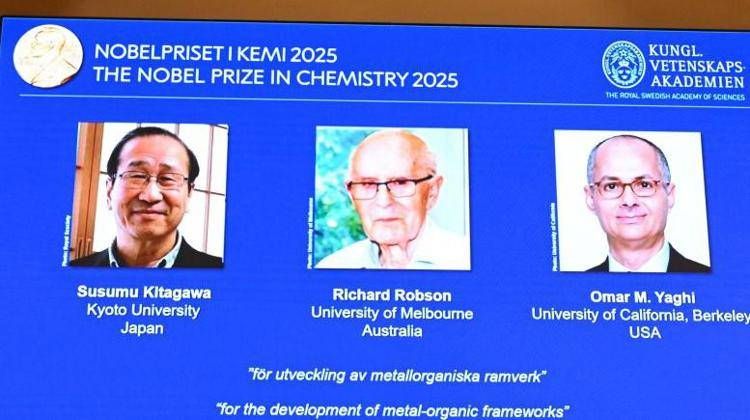 Susumu Kitagawa,  Richard Robson e Omar M. Yaghi - Afp