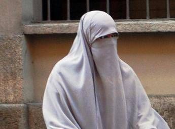 Divieto di velo integrale nei luoghi pubblici e pene più dure per i matrimoni combinati: la proposta di F
