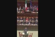 Meloni alla Camera, baciamano e pacche sulle spalle dopo il voto su Almasri - Video