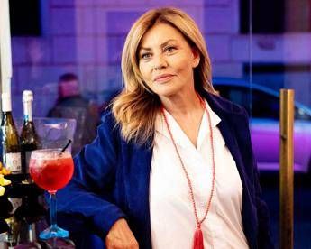 Eva Grimaldi a La volta buona: "Ho rischiato la vita per rifare il seno"