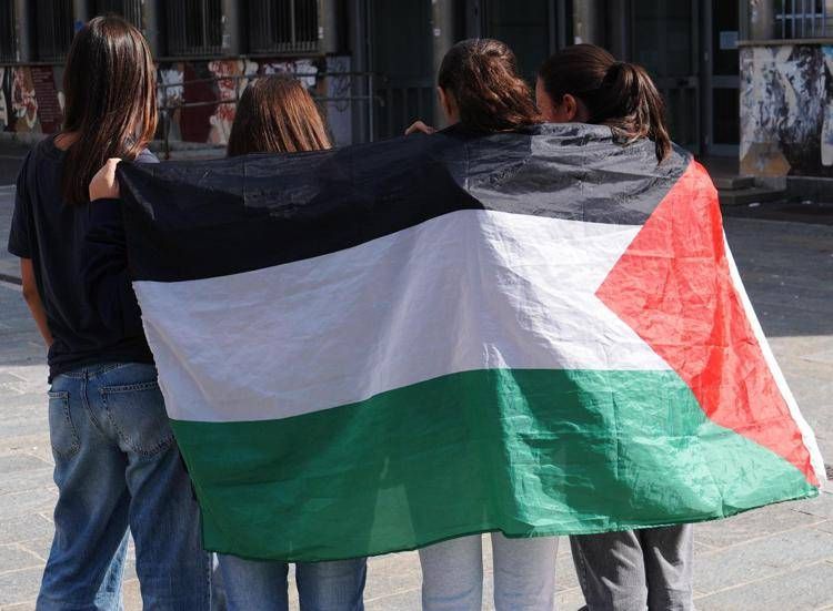 Ragazze con la bandiera palestinese (Fotogramma/Ipa)