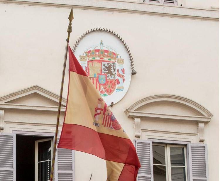 La bandiera sull'ambasciata di Spagna - Fotogramma