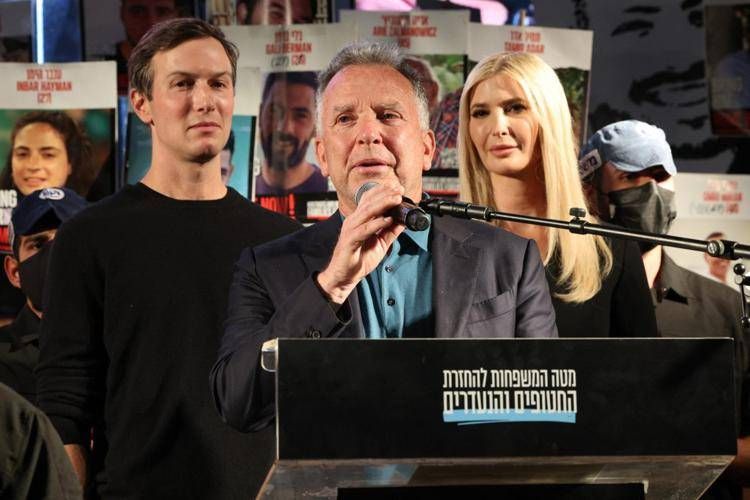 Witkoff, Kushner e la moglie Ivanka Trump in piazza degli ostaggi a Tel Aviv - Afp