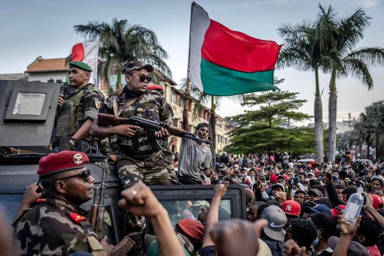 Madagascar, soldati si schierano con i manifestanti nelle proteste anti governo ad Antananarivo - Afp