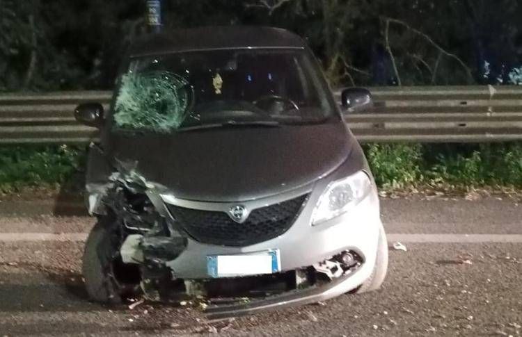Roma, scontro tra auto e moto sulla Pontina: un morto