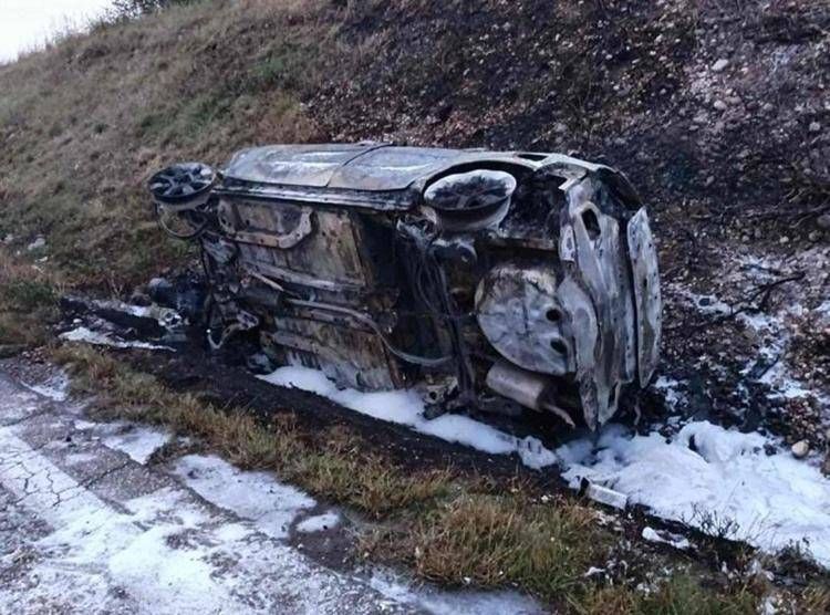 L'auto incendiata
